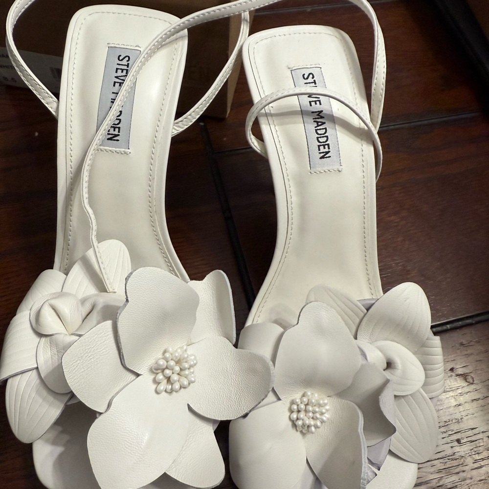 New in Box Steve Madden White Floral Heels
